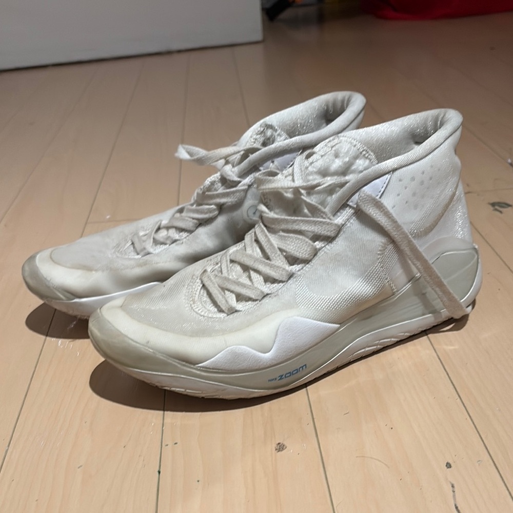 KD white sneakers size 8 great condition